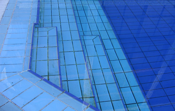 Через две недели после применения Dutrion Заметно улучшилось состояние бассейна. Визуально заметно, что на стенках бассейна отсутствует биопленка. Остались небольшие отложения на швах плитки