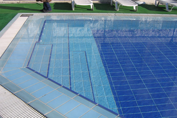 Через месяц постоянного применения диоксида хлора Через месяц постоянного применения диоксида хлора бассейн полностью очистился от биопленки, водорослей и различных отложений на стенках и плитке бассейна